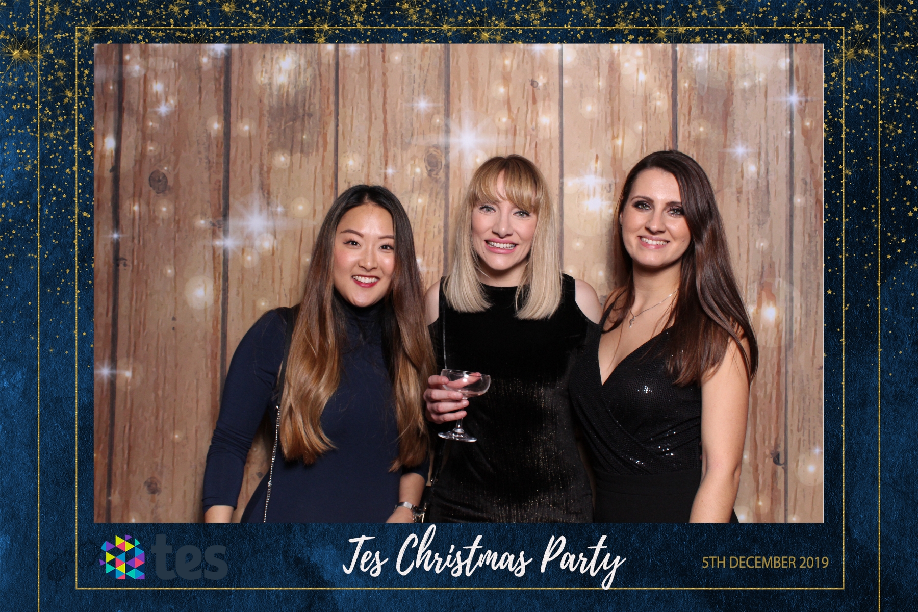 Tes Christmas party  | View more photos from the event at gallery.magicimages.uk/u/MagicImages/Tes-Christmas-party